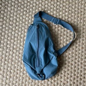 Athleta Kinetic Sling bag dark gray